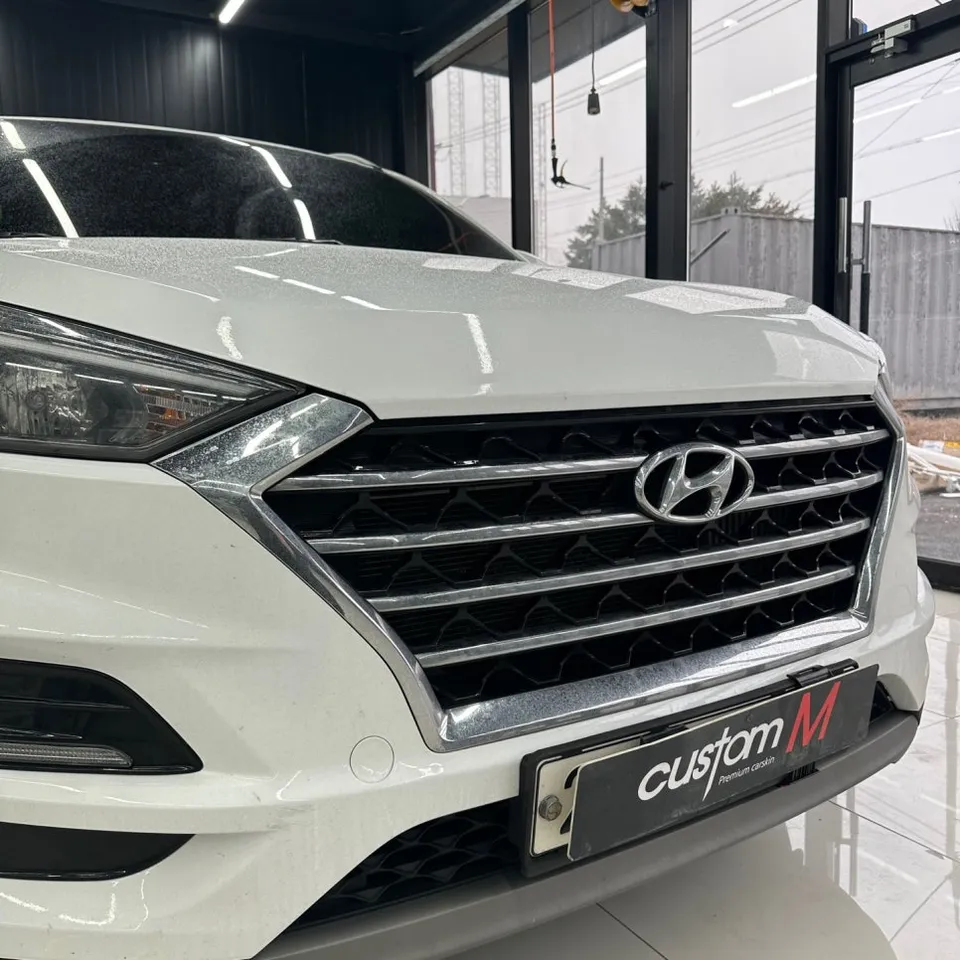 Hyundai Tucsonのカーラッピング事例:クローム除去とルーフスキン 施工写真 2-1