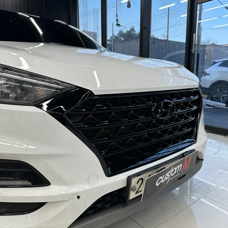 Hyundai Tucsonのカーラッピング事例:クローム除去とルーフスキン 施工写真 2-3