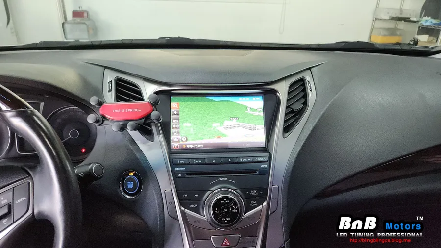 Hyundai Grandeur HGのAndroid Auto・CarPlay取付事例 施工写真 3-1