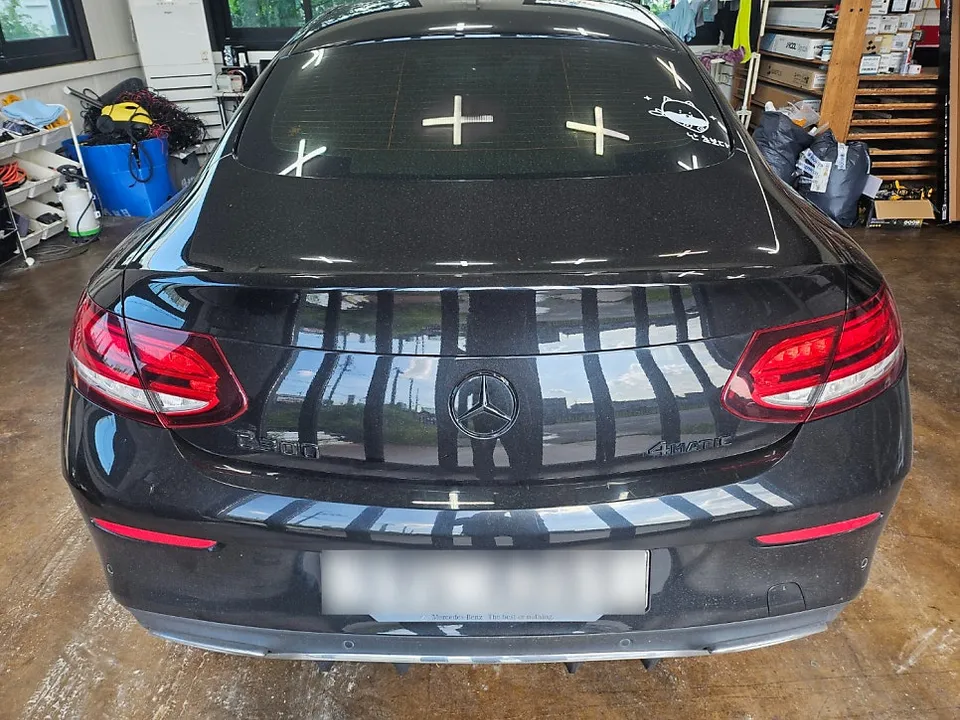 Mercedes-Benz E-Classのドライブレコーダー取付事例 施工写真 1-1