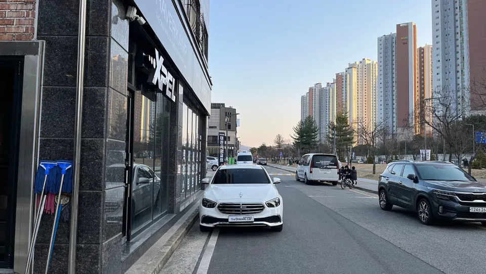 Mercedes-Benz E-Class Ambient Lighting Review — Enhanced Interior photo 1