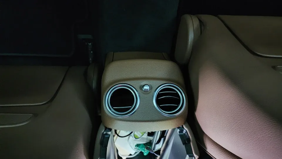 Mercedes-Benz E-Class ambient lighting - Mercedes-Benz E-Class Ambient Lighting Review — Enhanced Interior photo 3