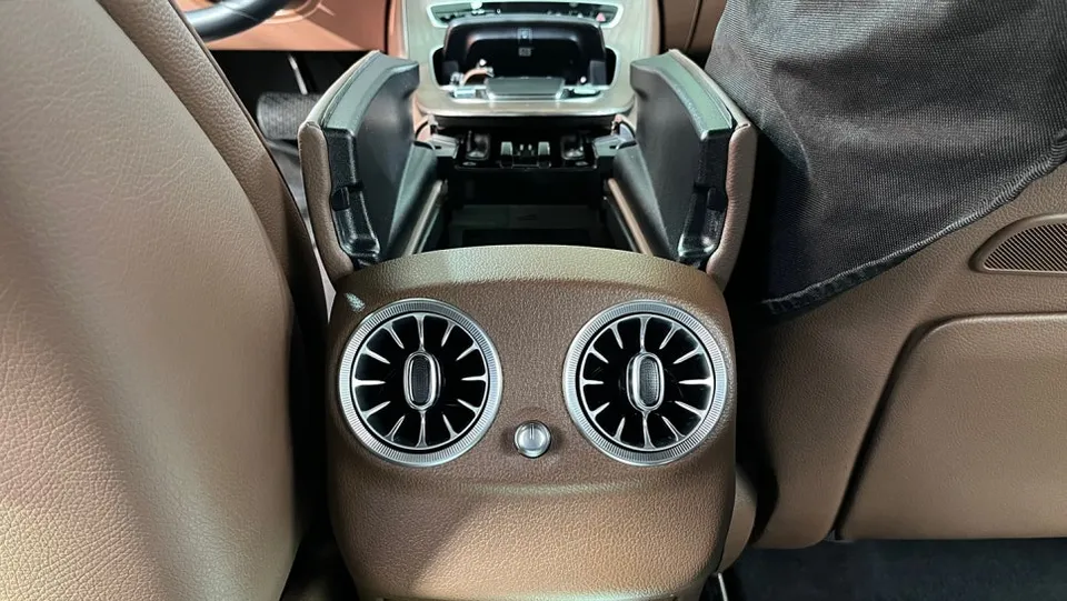 Mercedes-Benz E-Class ambient lighting - Mercedes-Benz E-Class Ambient Lighting Review — Enhanced Interior photo 5