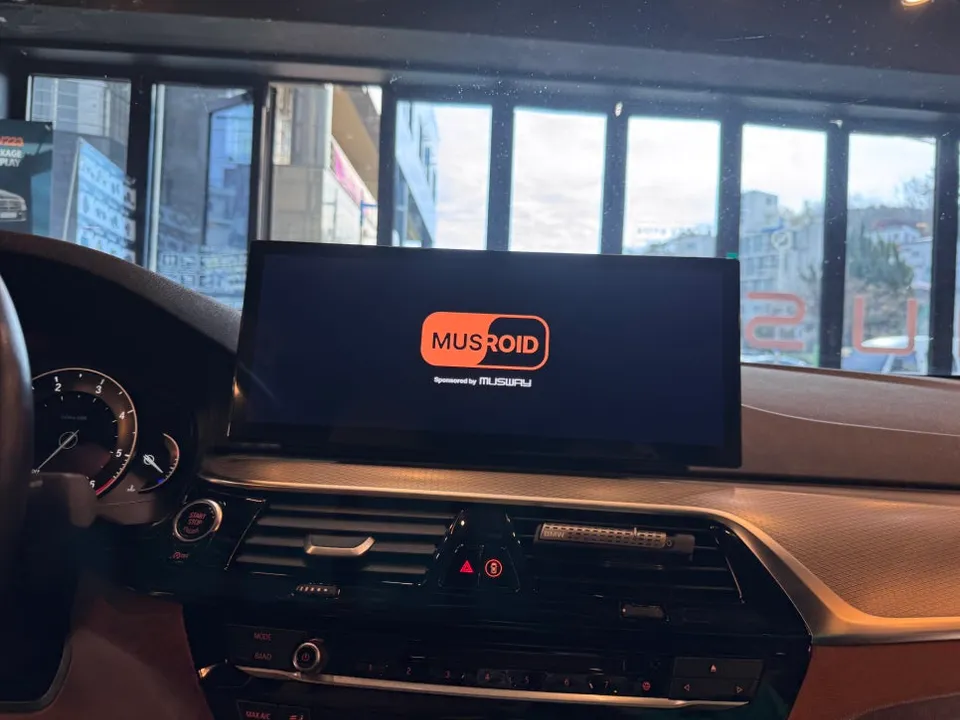 BMW 5 Series G30のAndroid Auto・CarPlay取付事例 施工写真 2-1