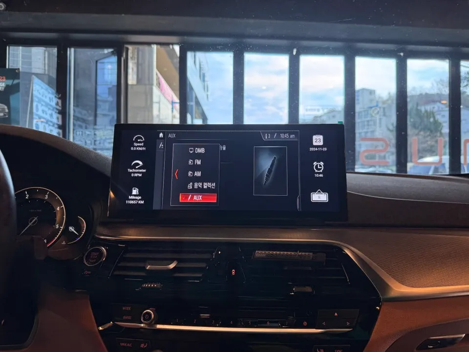 BMW 5 Series G30のAndroid Auto・CarPlay取付事例 施工写真 4-1