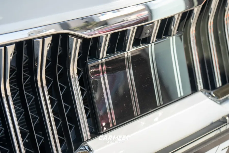 Kia K7 Premierのカーラッピング事例|クロームをブラック化 施工写真 3-1
