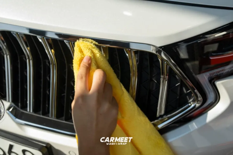Kia K7 Premierのカーラッピング事例|クロームをブラック化 施工写真 3-3