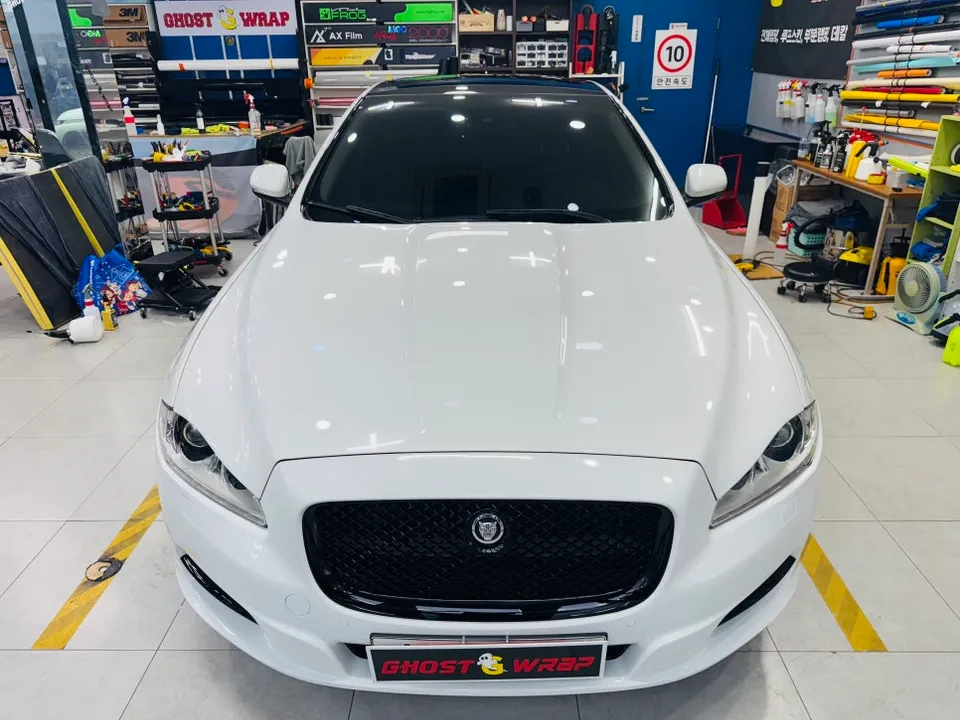 Jaguar XJLのカーラッピング事例:内装の雰囲気一新 施工写真 1-1