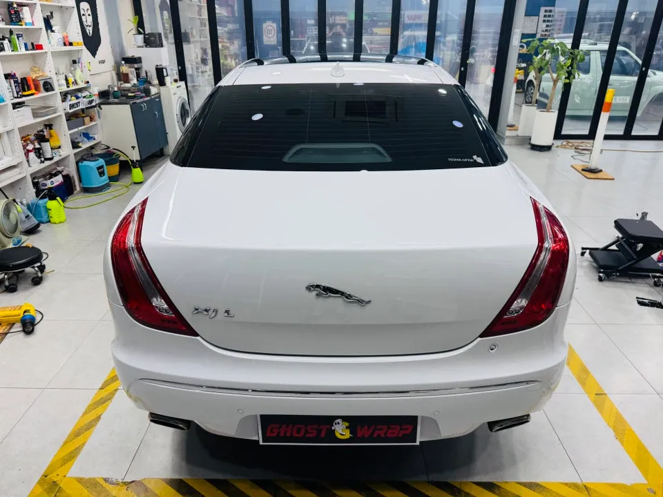 Jaguar XJLのカーラッピング事例:内装の雰囲気一新 施工写真 2-1