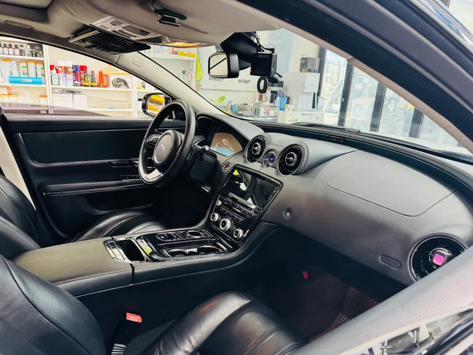 Jaguar XJLのカーラッピング事例:内装の雰囲気一新 施工写真 2-3