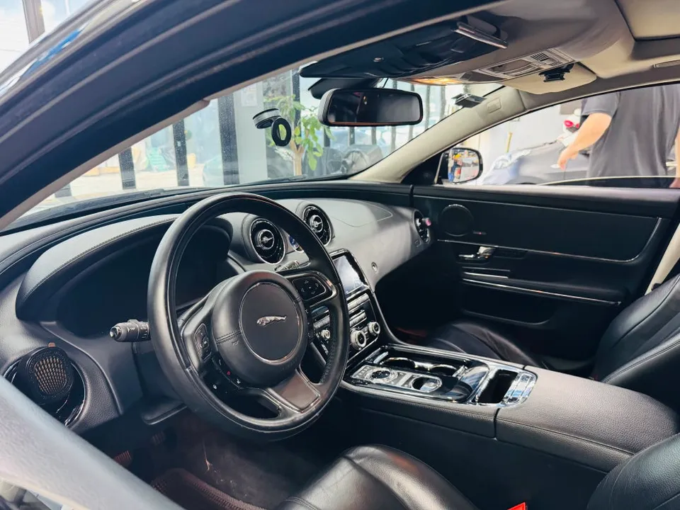 Jaguar XJLのカーラッピング事例:内装の雰囲気一新 施工写真 3-3