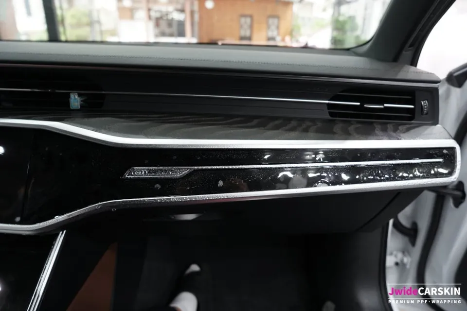 Audi A6のPPF施工事例:内装・ピラー保護 施工写真 3-2