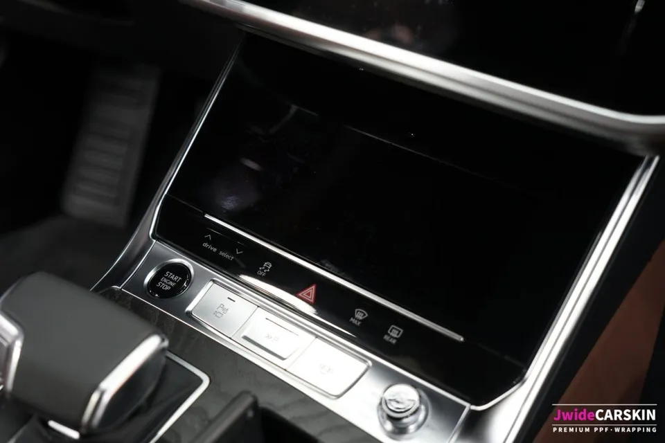 Audi A6のPPF施工事例:内装・ピラー保護 施工写真 3-3