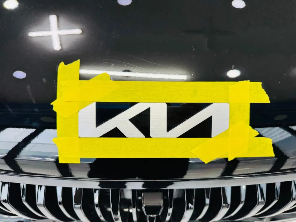 Kia Carnival Hi-Limousineのカーラッピング事例 施工写真 6
