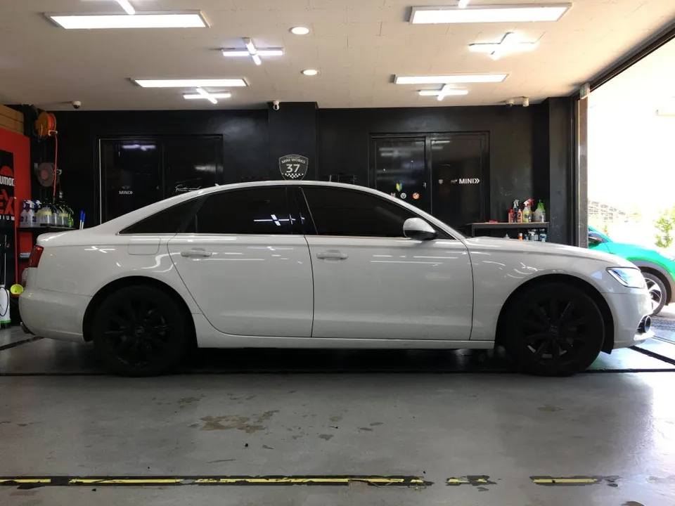 Audi A6のカーラッピング事例｜費用目安・仕上がり 施工写真 3-1