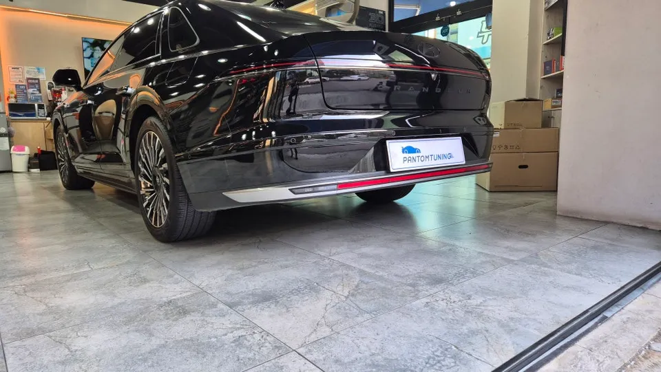 Hyundai Grandeur GN7 vinyl wrap - Hyundai Grandeur GN7 Vinyl Wrap Review: All-Black Elegance photo 3