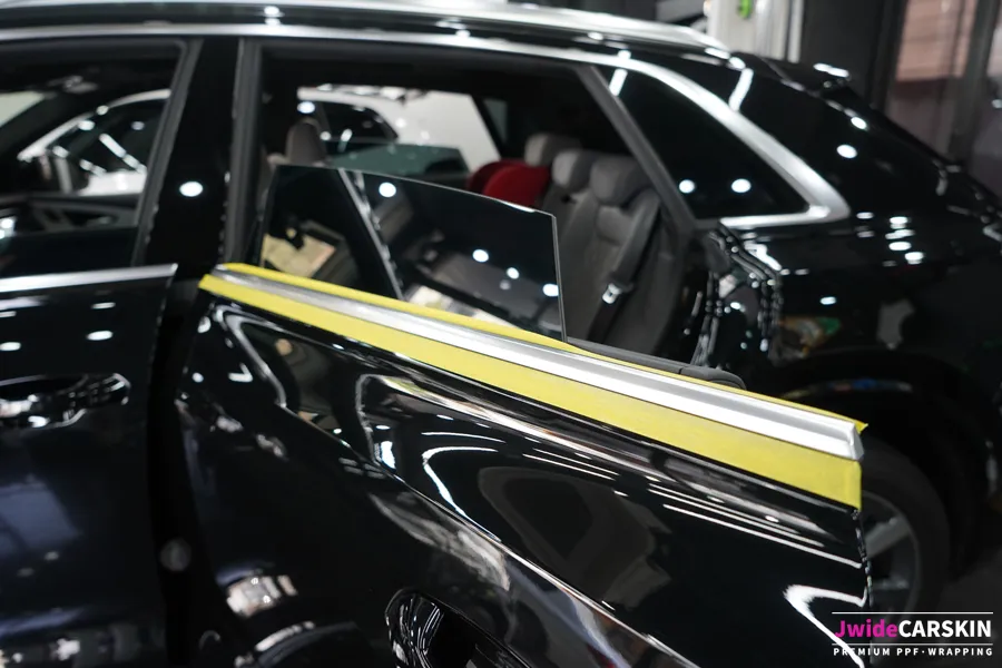 Audi Q8 vinyl wrap - Audi Q8 Vinyl Wrap Review: Chrome Delete & Gloss Black photo 3