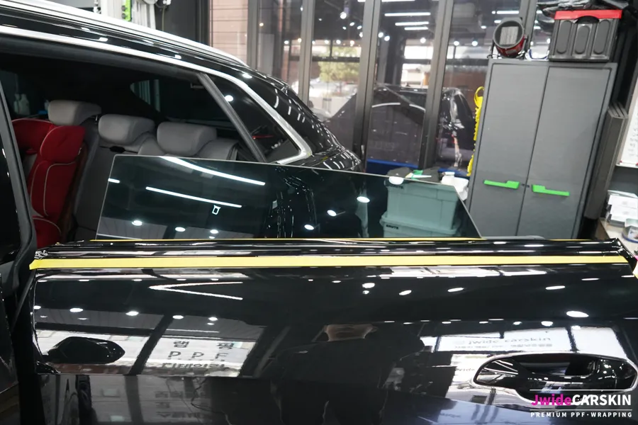 Audi Q8 vinyl wrap - Audi Q8 Vinyl Wrap Review: Chrome Delete & Gloss Black photo 4
