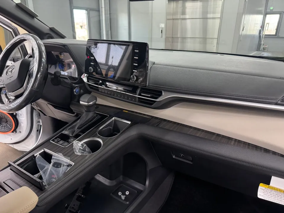 Toyota SiennaのAndroid Auto・CarPlay取付事例 施工写真 4-1