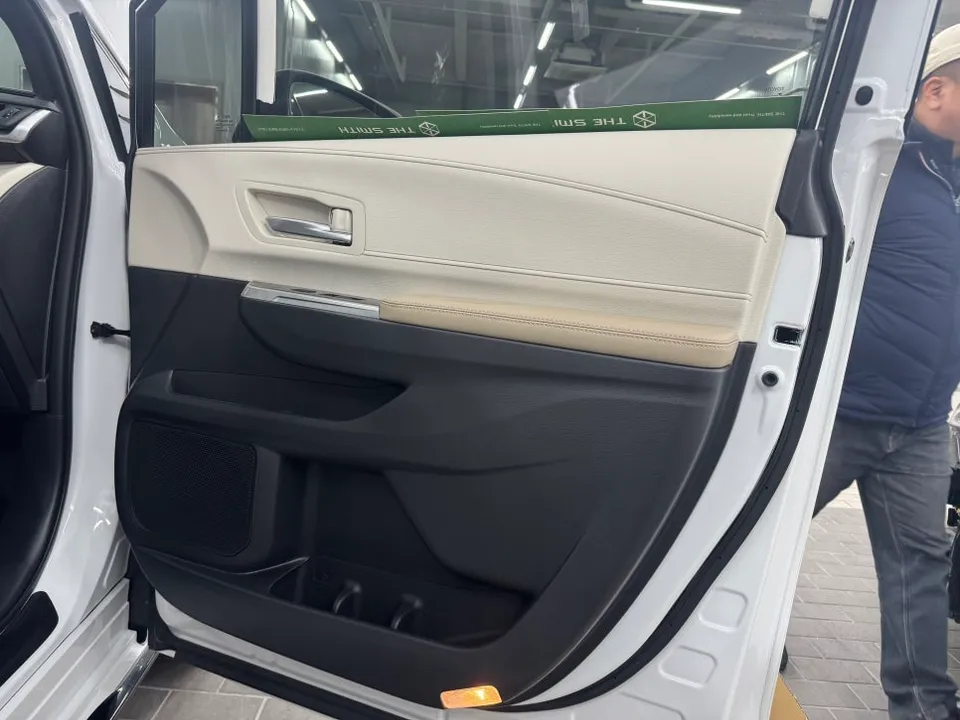 Toyota SiennaのAndroid Auto・CarPlay取付事例 施工写真 3-2