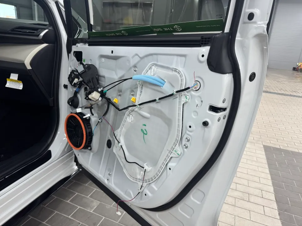 Toyota SiennaのAndroid Auto・CarPlay取付事例 施工写真 1-3