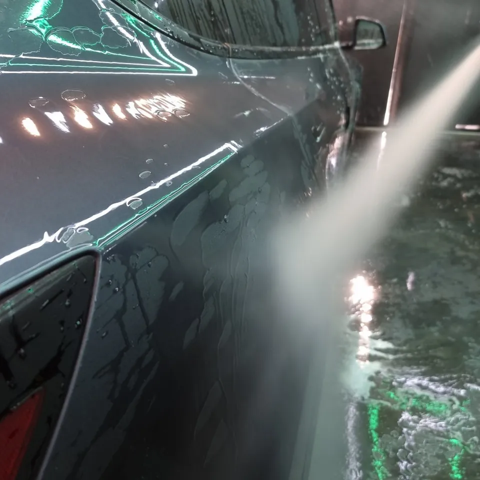 Tesla Model Yのガラスコーティング事例 施工写真 3-1