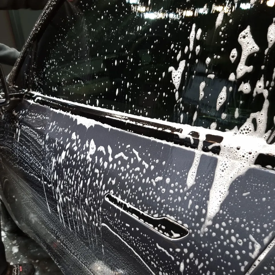 Tesla Model Yのガラスコーティング事例 施工写真 4-1