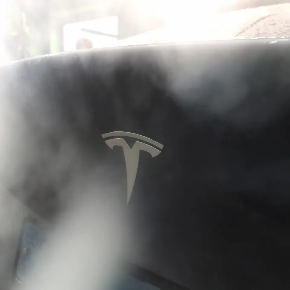 Tesla Model Yのガラスコーティング事例 施工写真 1-2