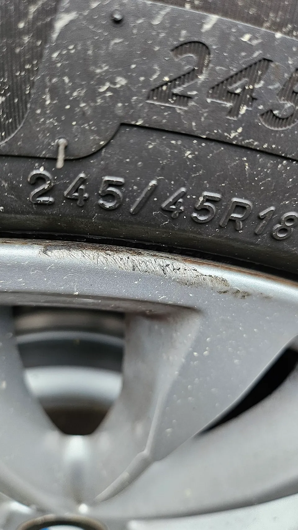 BMW 5 Series Wheel Repair & Painting Review: Black Gloss & Yellow photo 3