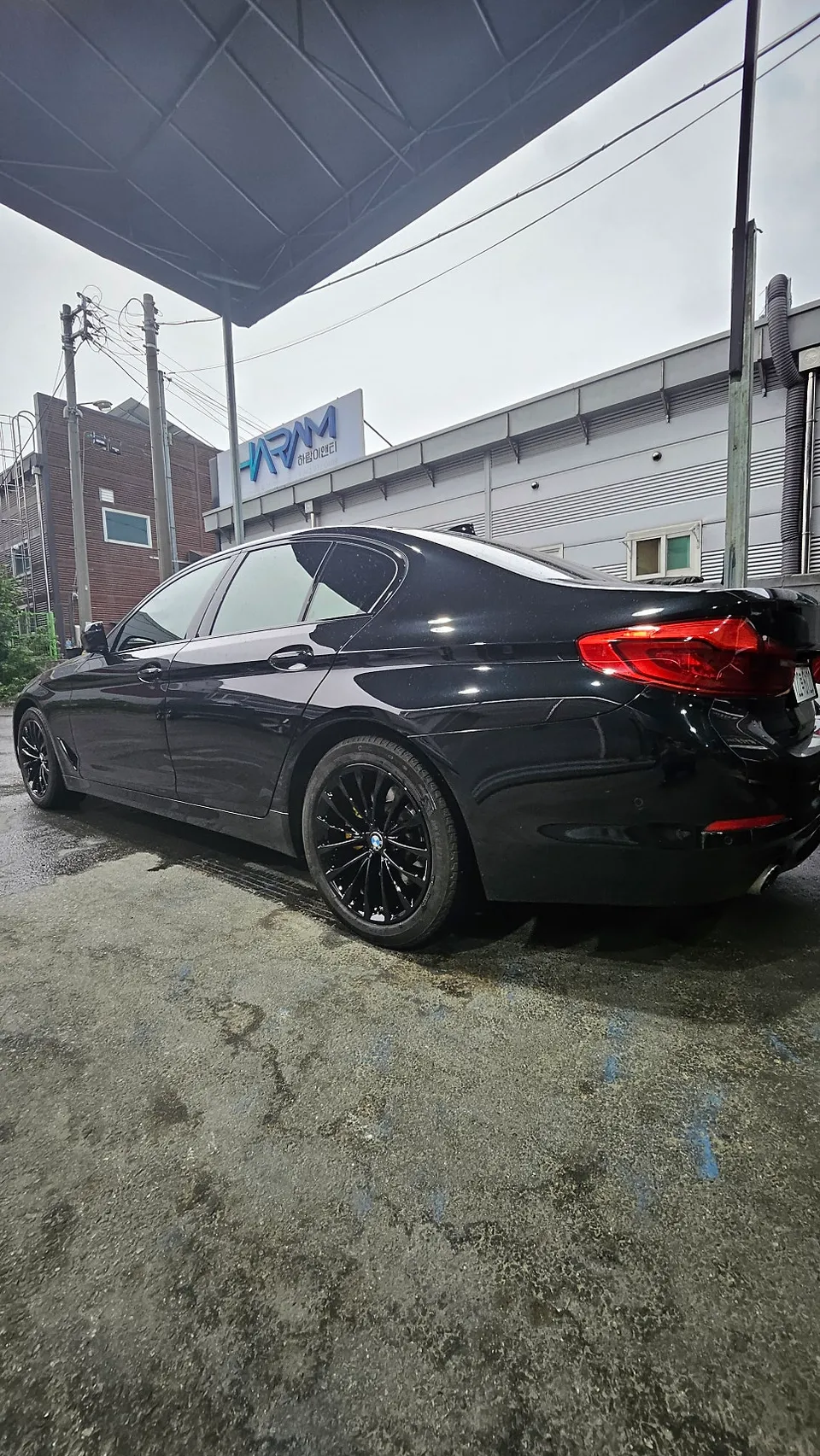 BMW 5 Series Wheel Repair & Painting Review: Black Gloss & Yellow After