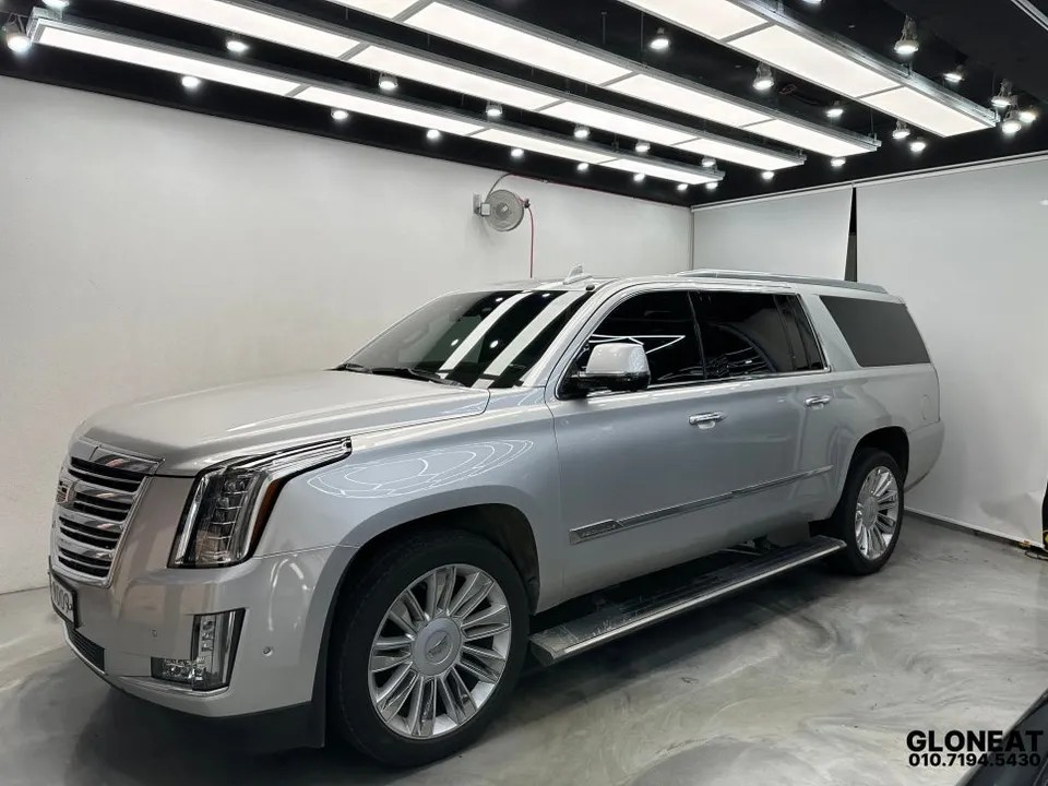 Cadillac Escaladeのドライブレコーダー取付事例 写真