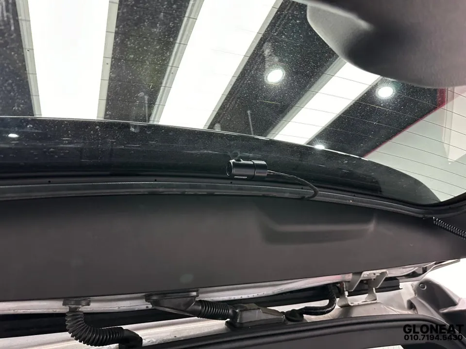 Cadillac Escaladeのドライブレコーダー取付事例 施工写真 1-2