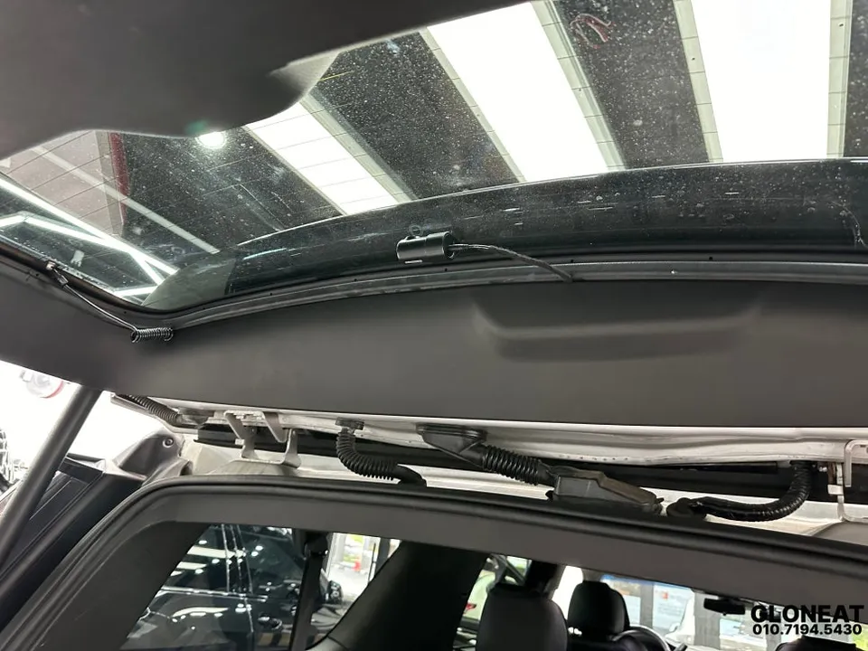 Cadillac Escaladeのドライブレコーダー取付事例 施工写真 2-2