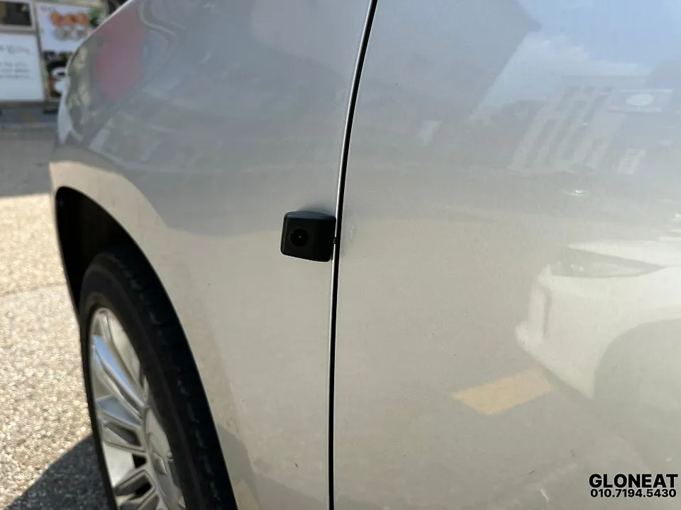 Cadillac Escaladeのドライブレコーダー取付事例 施工写真 3-2