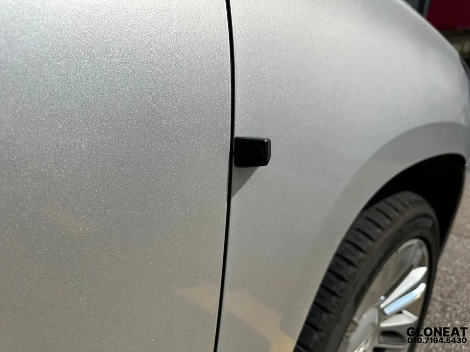 Cadillac Escaladeのドライブレコーダー取付事例 施工写真 4-2
