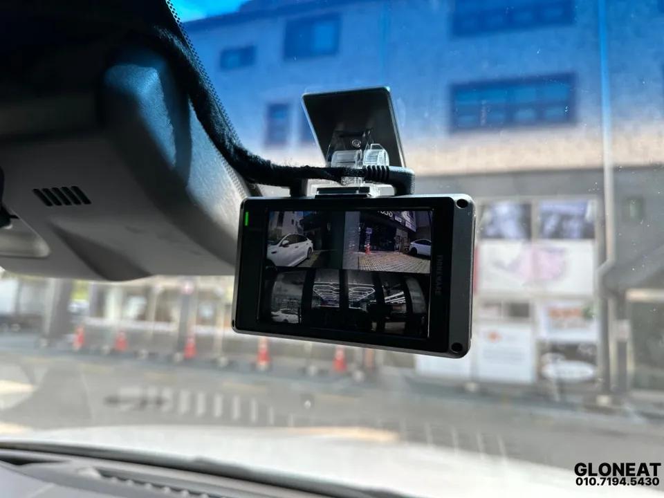 Cadillac Escaladeのドライブレコーダー取付事例 施工写真 1-3