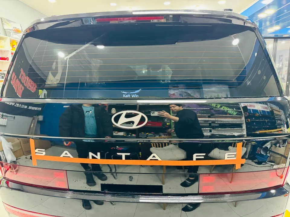 Hyundai Santa Feのカーラッピング事例｜費用目安・仕上がり 施工写真 2-2