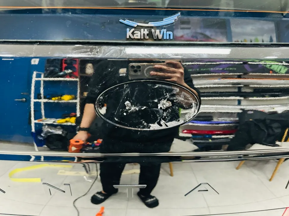 Hyundai Santa Feのカーラッピング事例｜費用目安・仕上がり 施工写真 2-3
