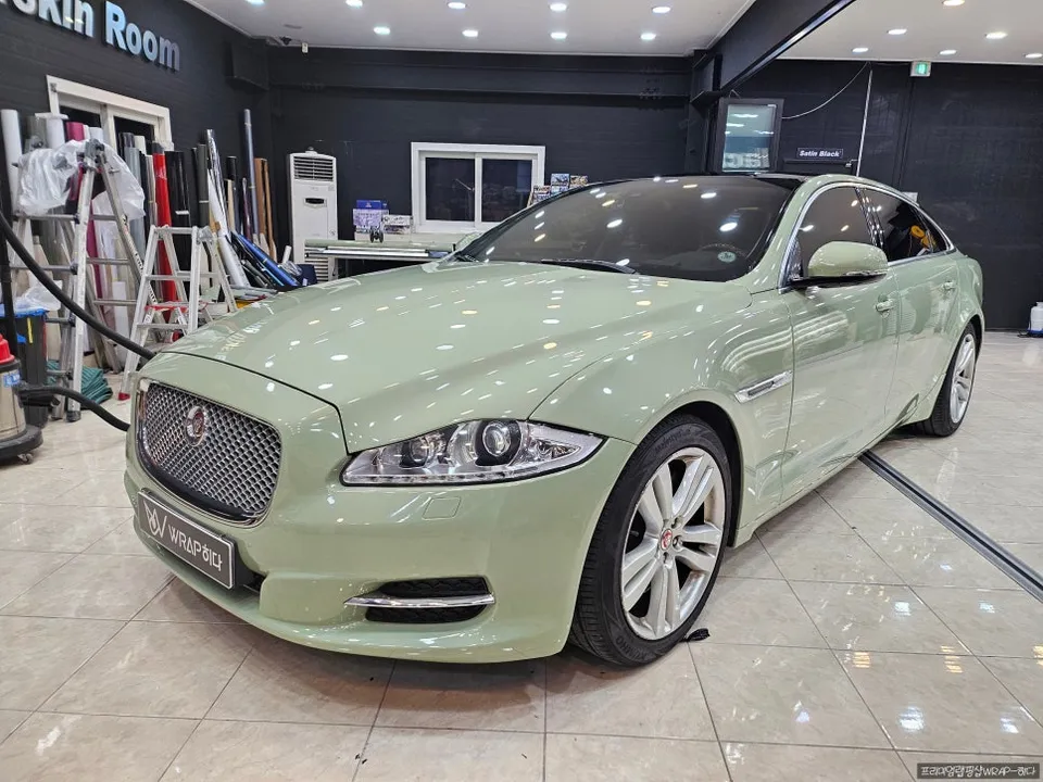 Jaguar XJLのカーラッピング事例｜カキグリーン高光沢 写真