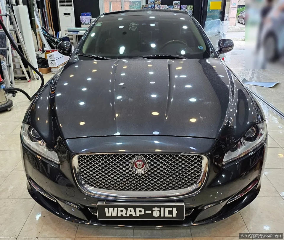 Jaguar XJLのカーラッピング事例｜カキグリーン高光沢 施工写真 1-1