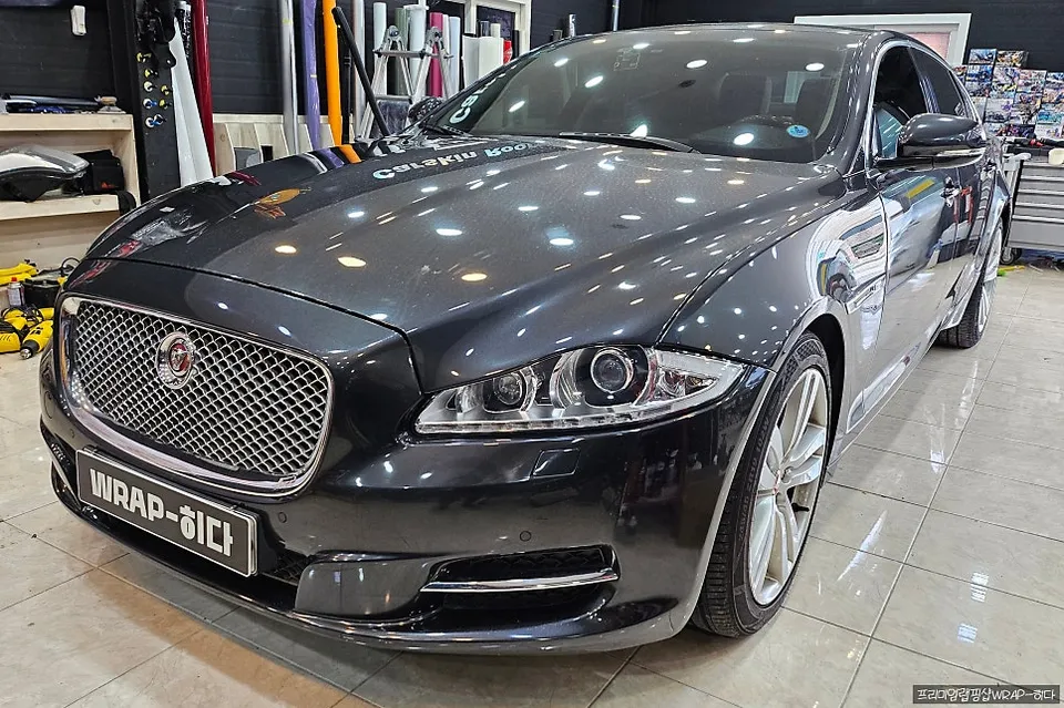 Jaguar XJLのカーラッピング事例｜カキグリーン高光沢 施工写真 3-1