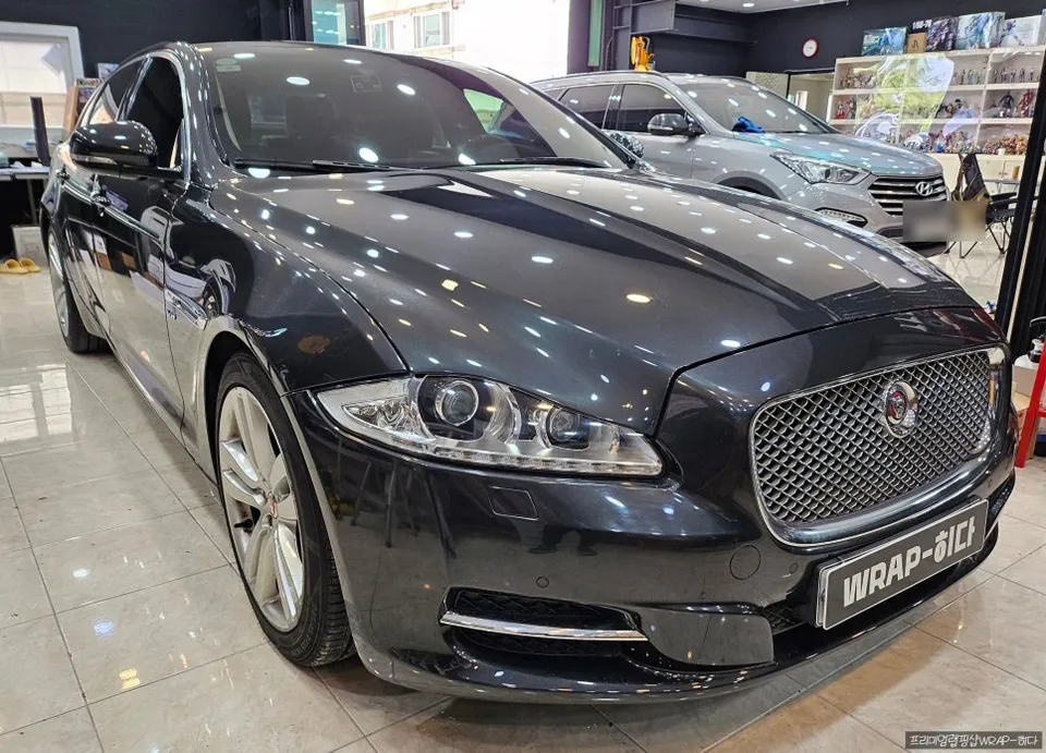 Jaguar XJLのカーラッピング事例｜カキグリーン高光沢 施工写真 1-2