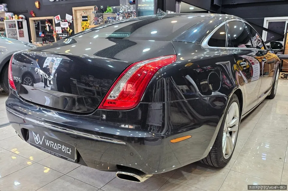 Jaguar XJLのカーラッピング事例｜カキグリーン高光沢 施工写真 2-2