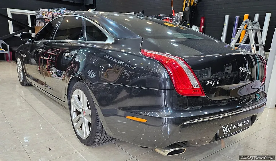 Jaguar XJLのカーラッピング事例｜カキグリーン高光沢 施工写真 3-2
