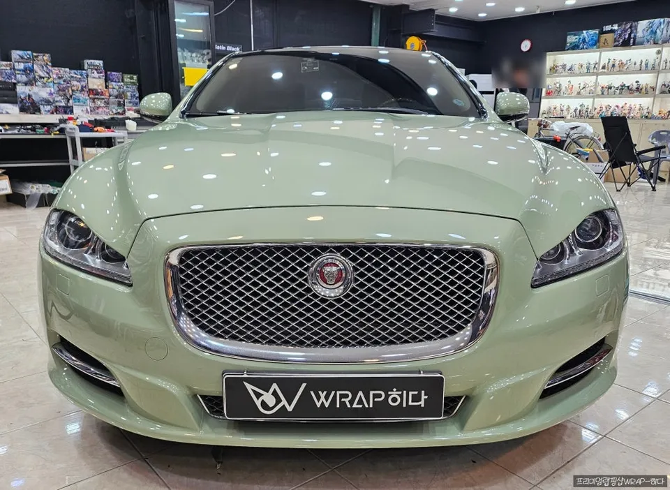 Jaguar XJLのカーラッピング事例｜カキグリーン高光沢 施工写真 3-3