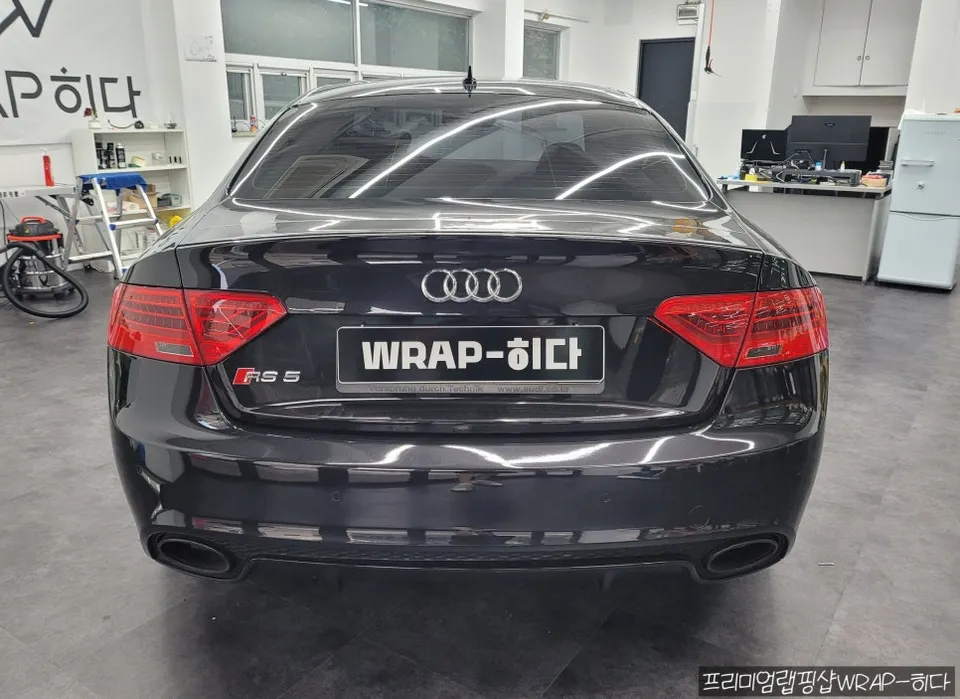 Audi RS5のカーラッピング事例|オールブラック化 施工写真 2-1