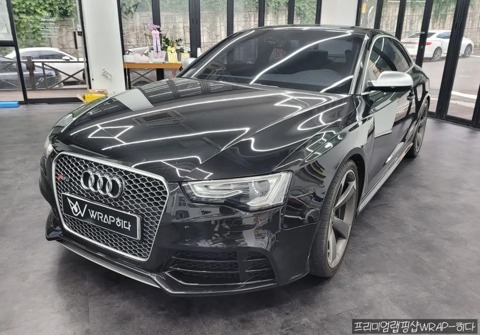 Audi RS5のカーラッピング事例|オールブラック化 施工写真 3-1