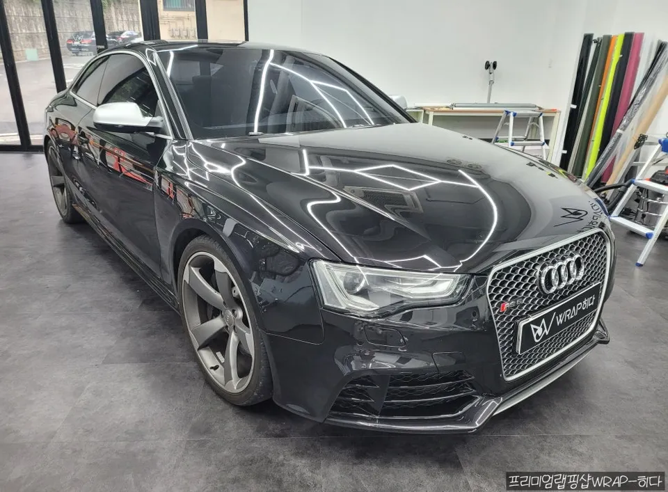 Audi RS5のカーラッピング事例|オールブラック化 施工写真 1-2