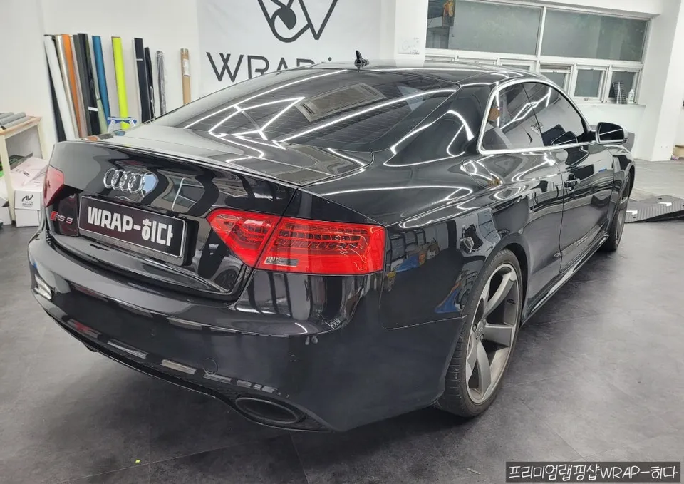 Audi RS5のカーラッピング事例|オールブラック化 施工写真 2-2