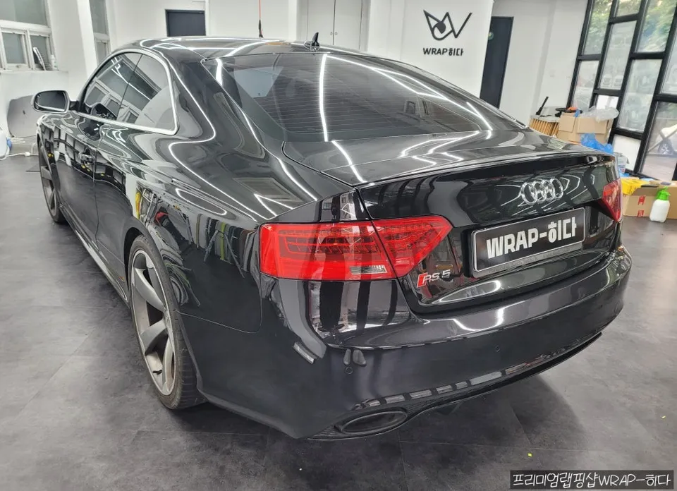 Audi RS5のカーラッピング事例|オールブラック化 施工写真 3-2